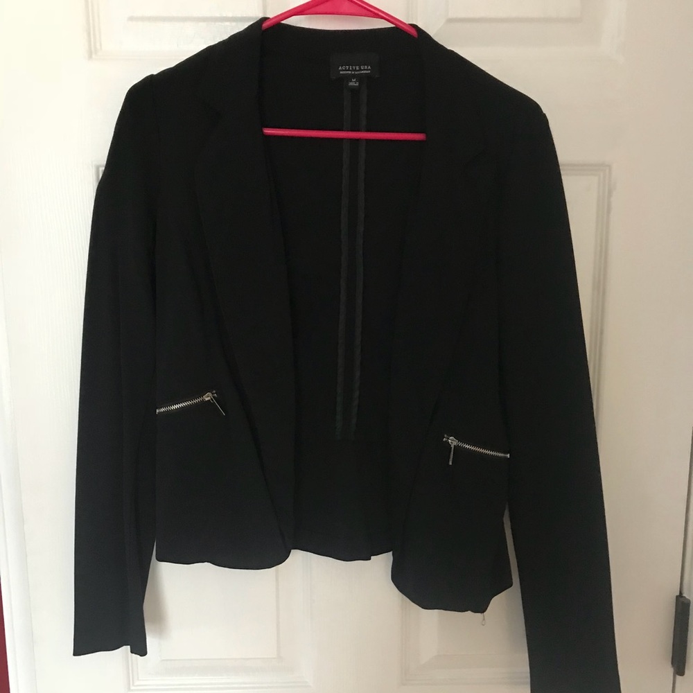 Black fitted Blazer.